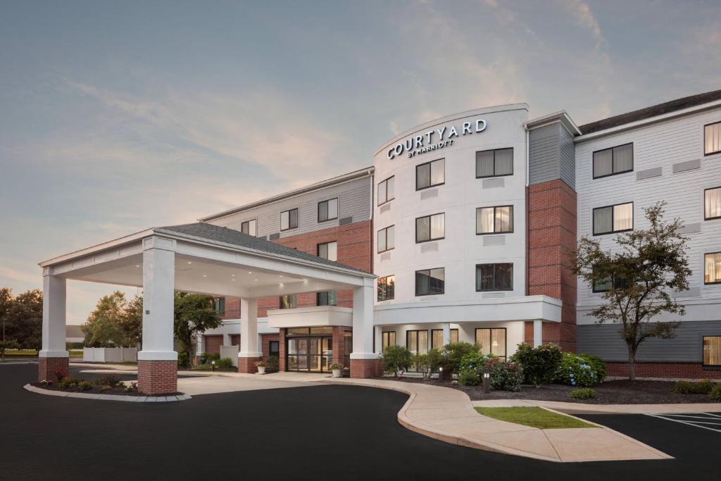 Courtyard by Marriott Portland Airport image