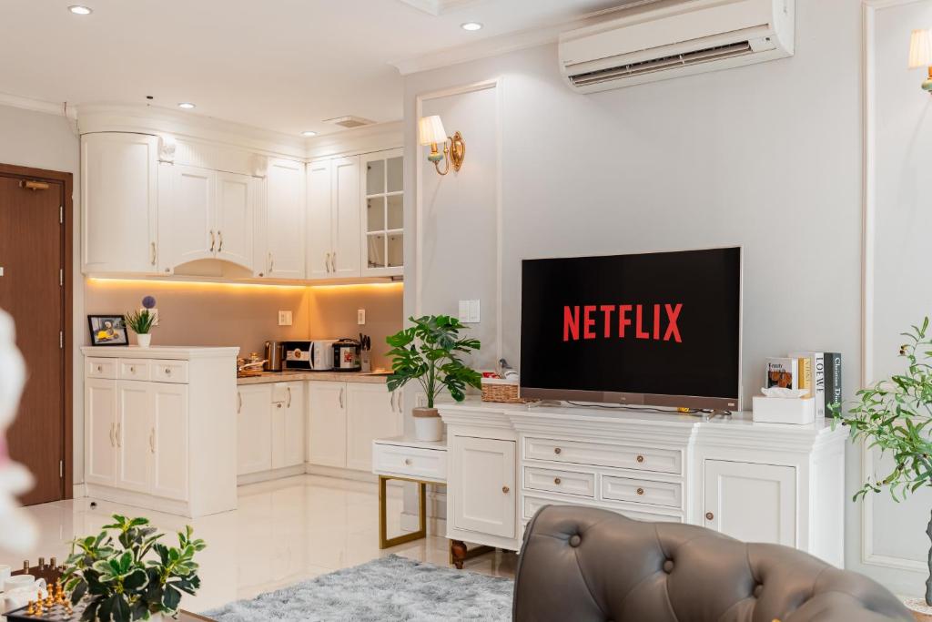 Spacious 4BR apat at Saigon Centre with pool, supermarket, view