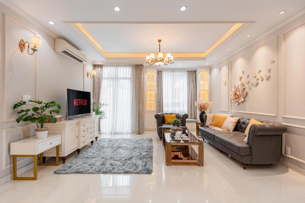 Spacious 4BR apat at Saigon Centre with pool, supermarket, view