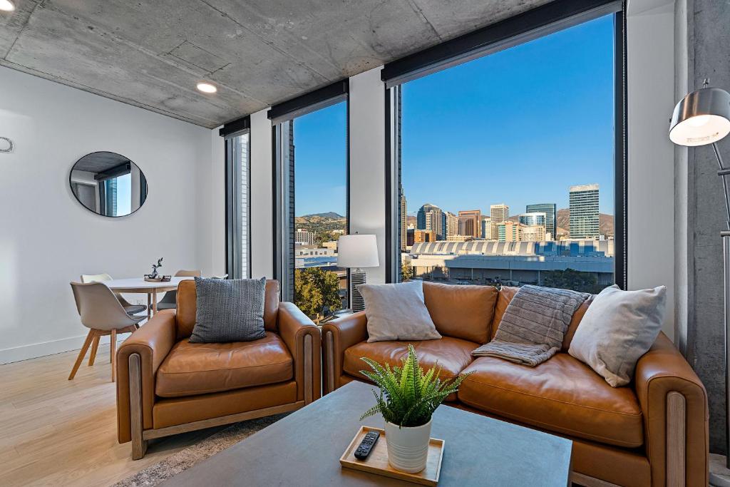 8th fl Amazing views! Lux design! Pool gym Pkg! image
