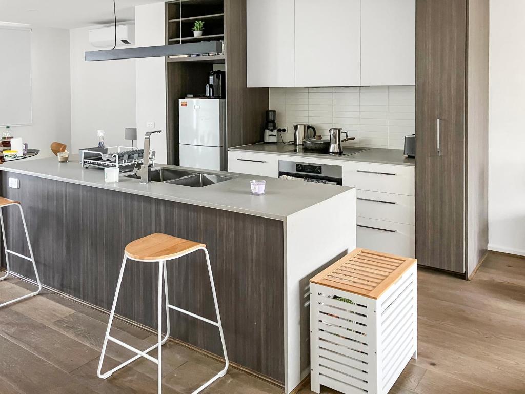 Private Room & Ensuite, in shared Modern 2 Level Apartment - full use of all facilities photo 2