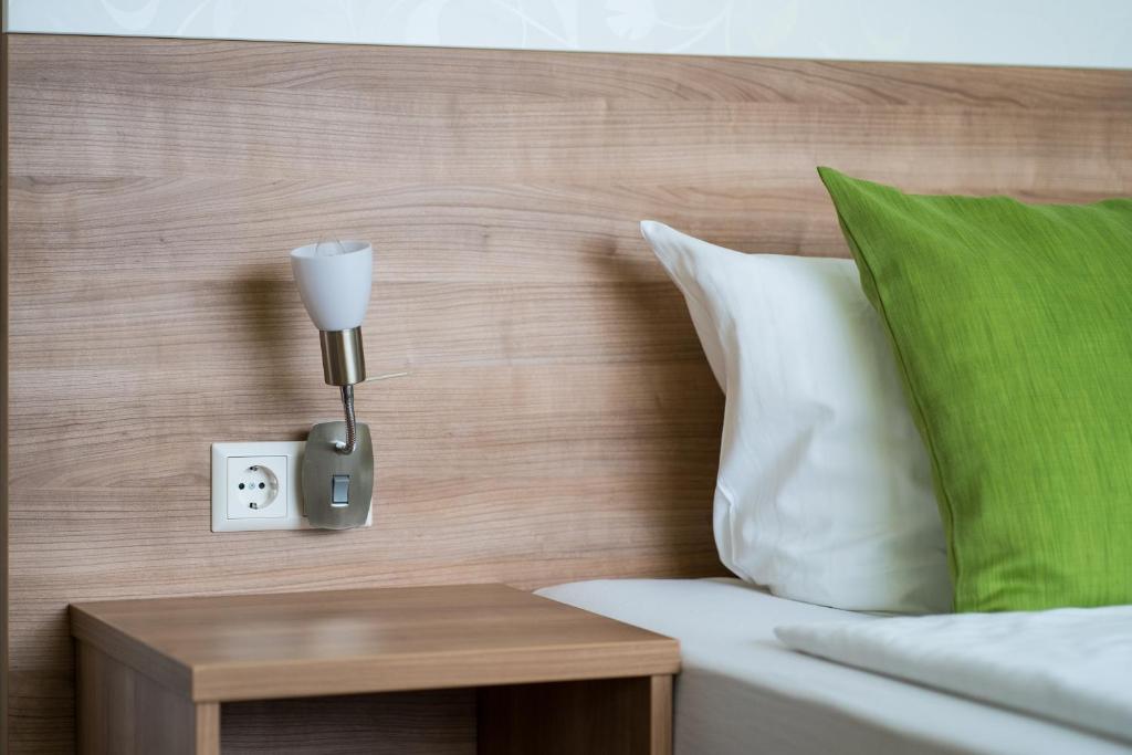B&B Outlet Hotel – Metzingen – Bad Urach - Free Parking Room Type - Family Room