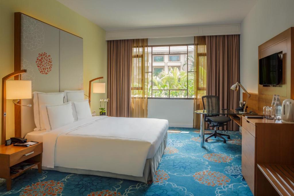 Двухместный (Предложение Staycation - Номер «Премьер» с кроватью размера «king-size»), Swissotel Merchant Court Singapore