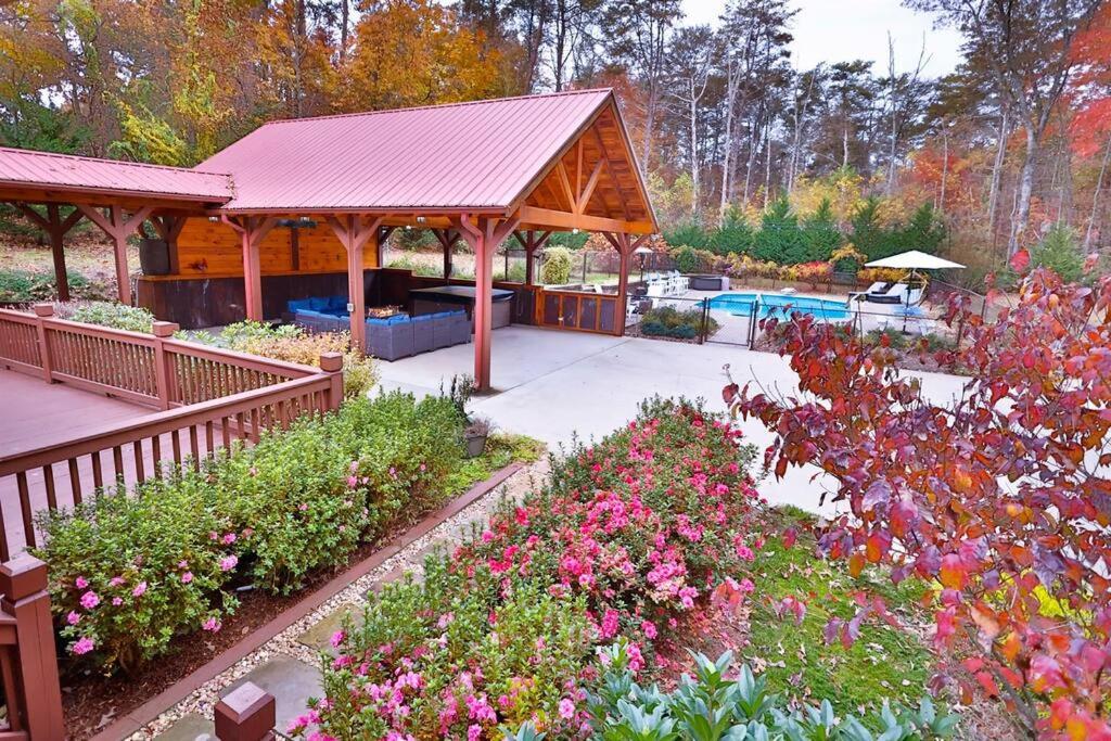 Luxury Cabin with Heated Pool, Hot-Tub & Deluxe Outdoors image