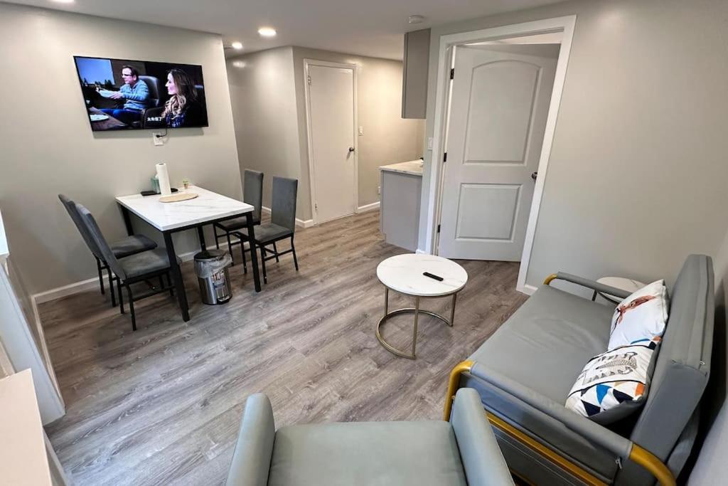 2 Bd 2 Ba Unit laundry &kitchen image
