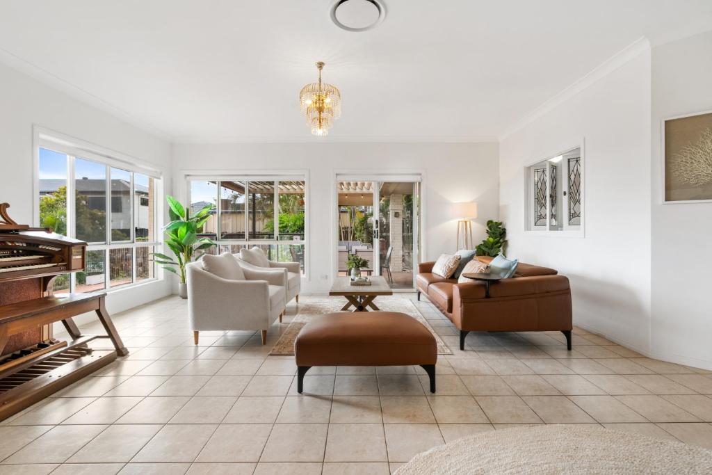 Peaceful Family Home: 4-Bed Pool Alfresco Dining photo 2