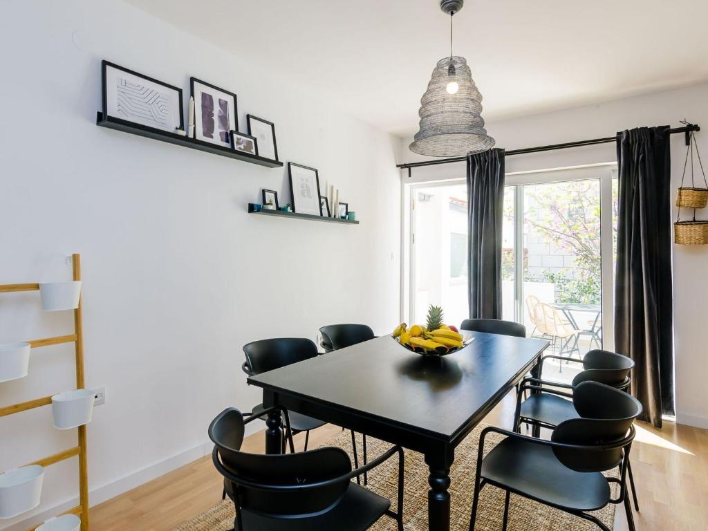 Apartment Sea Shell - Triplex Three-Bedroom Apartment with Terrace - Tap to explore photos