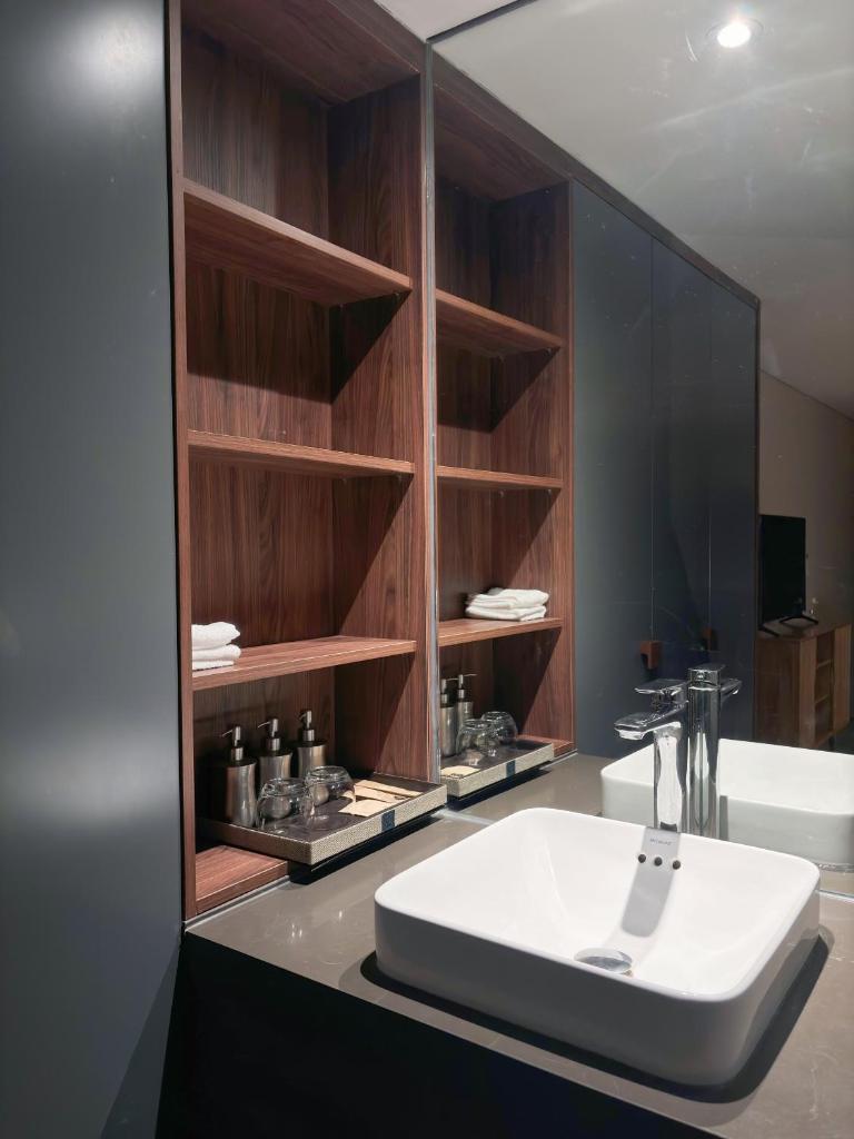 Porcelain PentStudio LakeView AutoCurtain Netflix