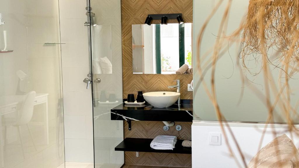 Lilias home - private heatable pool, BBQ, free wifi - Tap to explore photos