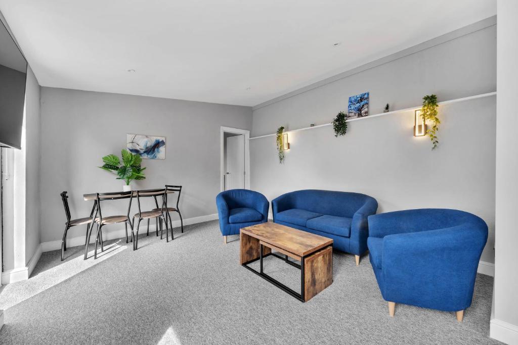 Stylish & Cosy 2BR Ensuite Condo with Free Parking - Tap to explore photos