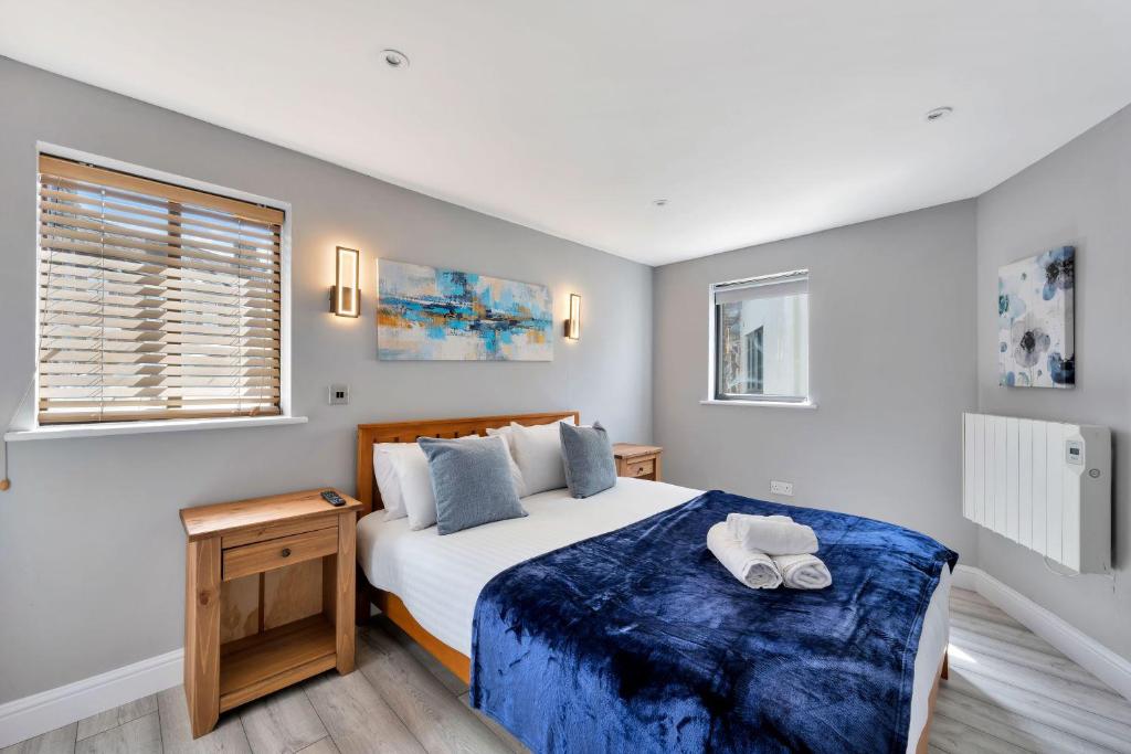 Stylish & Cosy 2BR Ensuite Condo with Free Parking - Tap to explore photos