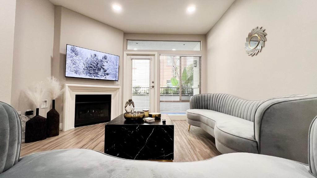 Modern Apartment in Trendy Area image