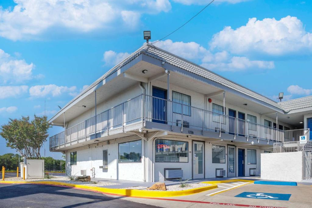 Motel 6 Fort Worth, TX - East image