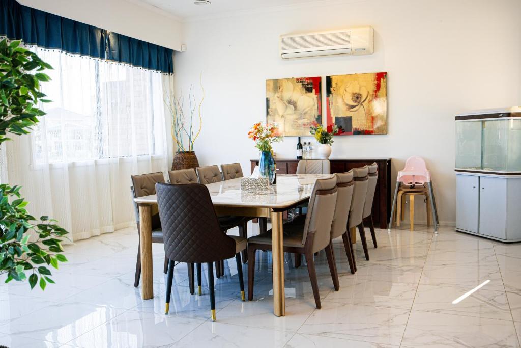 StayAU 6BR Deluxe Lakeview House Point Cook photo 3