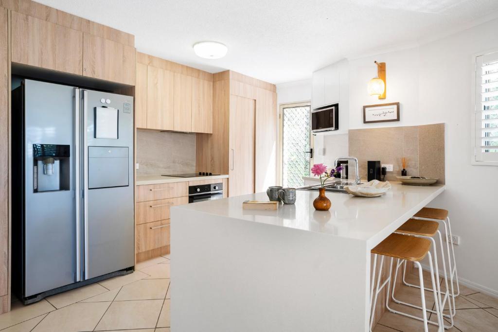 Highwater Haven - Ocean View Apartment. 300m to Beach. Pet Friendly photo 1
