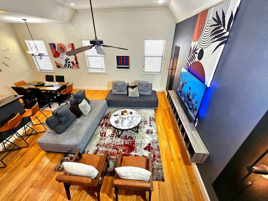 Sleeps 8 Zen Galleria Retreat KING BED Patio 3 BR image