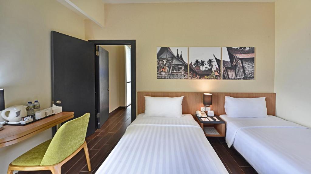 Whiz Prime Hotel Khatib Sulaiman Padang Room Type - Superior Twin Room