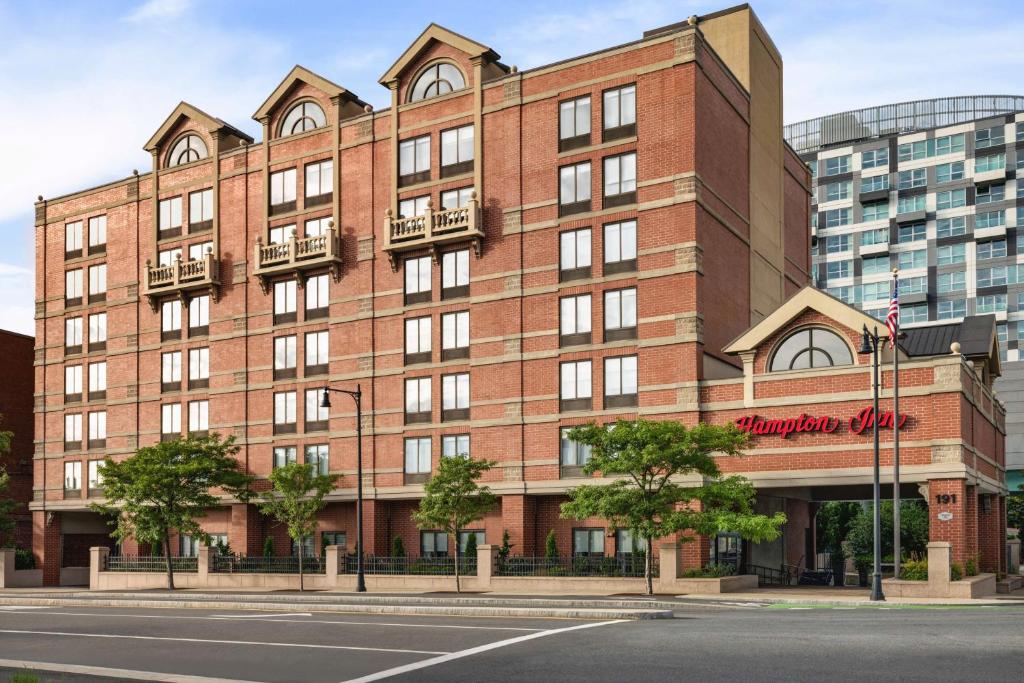 Hampton Inn by Hilton Boston/Cambridge image