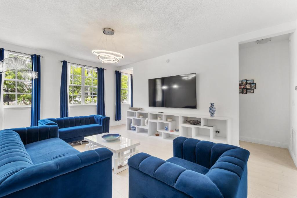 Bayside Townhome - Private Beach Access, Pool and Hot Tub, Free Parking image