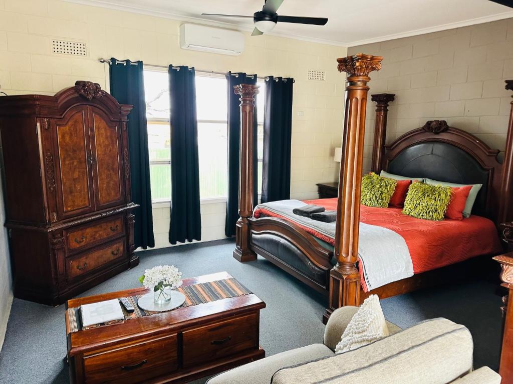 Flinders Ranges Motel - Tap to explore photos