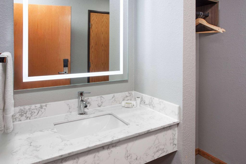 Super 8 by Wyndham McHenry/Fox Lake Area image