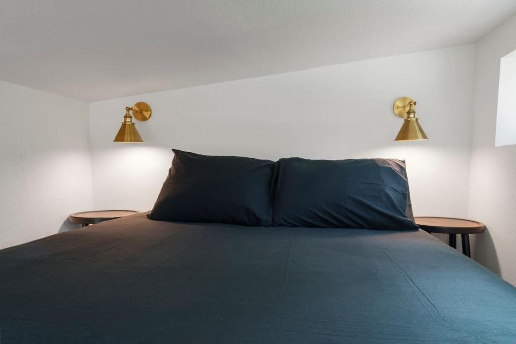Extended Stay Retreat Top Notch Deck with Greenbelt View - Tap to explore photos