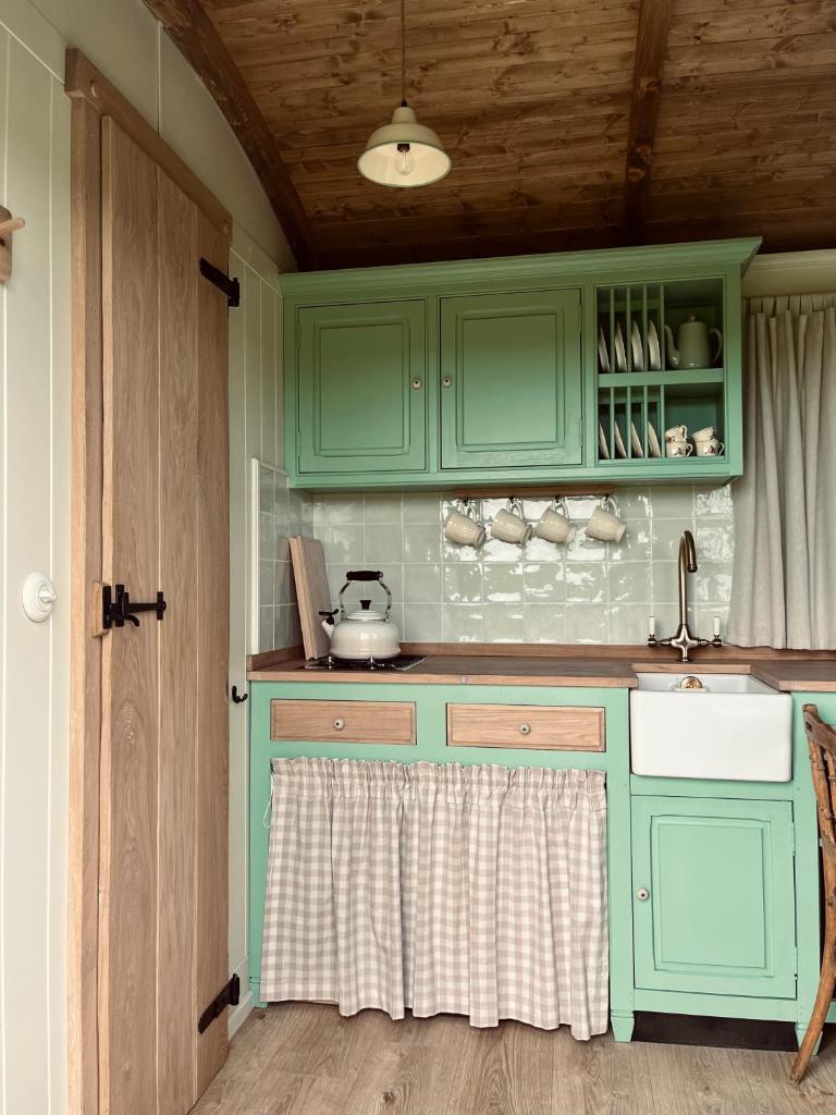 The Green Shepherd, a charming authentic cabin surrounded by beautiful countryside photo 3