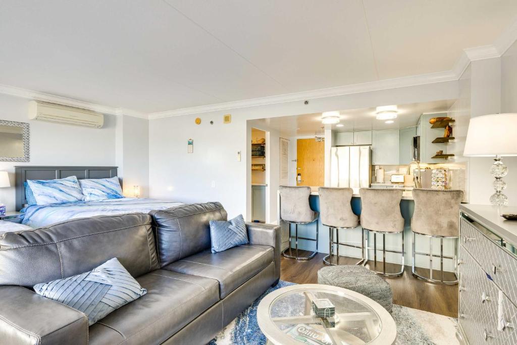 Honolulu Studio w/ Ocean View: Parking Included! - Tap to explore photos