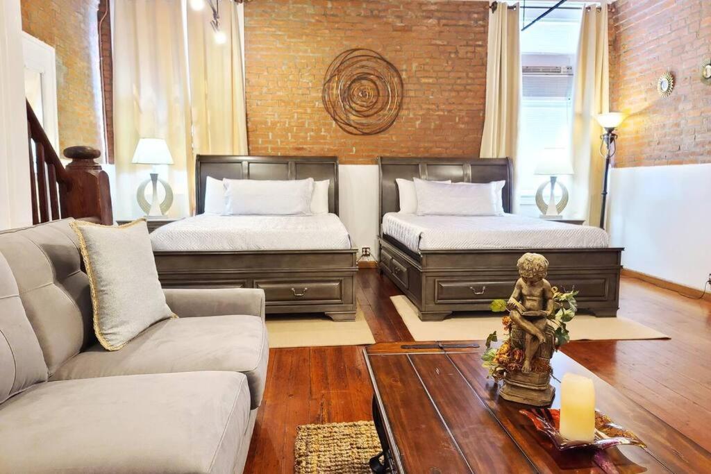 Romantic Downtown New Orleans Cupid Suite 2 min FQ image