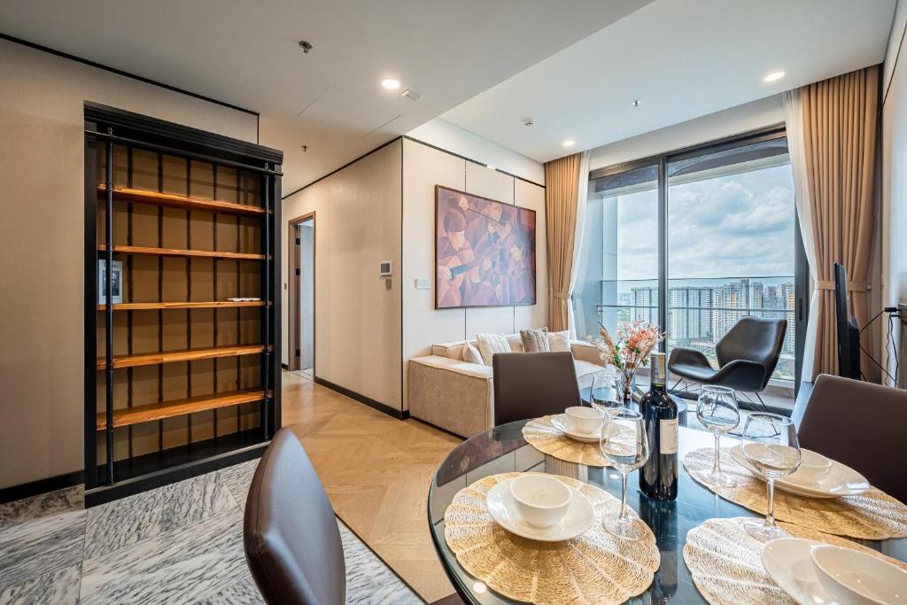 Vinhomes Central Park- Luxury Apartments - Tap to explore photos