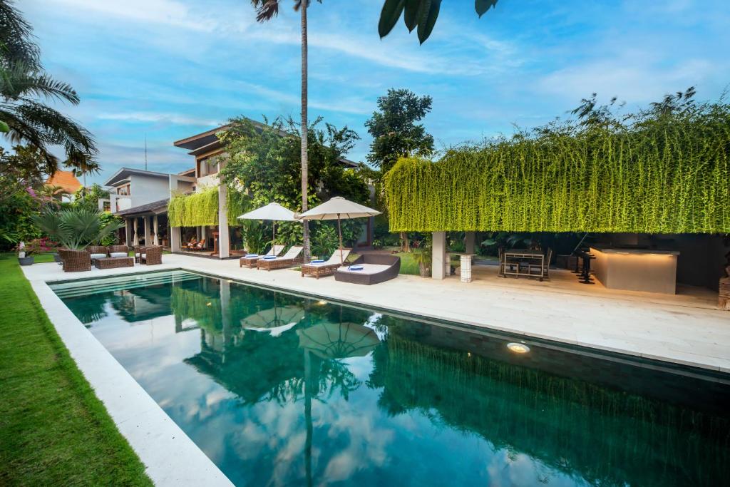 Kamehameha Luxury Villa - Tap to explore photos