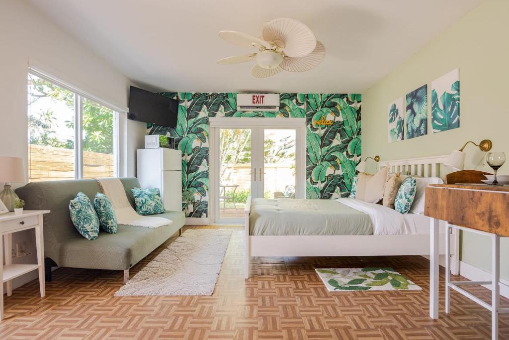 Private Studio Retreat Patio Near Beach