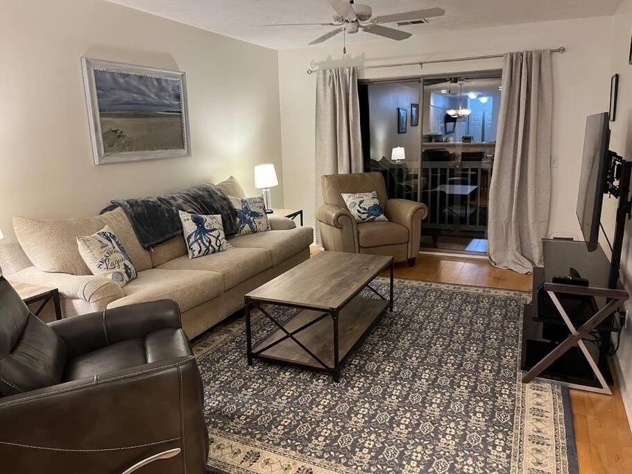 True Blue Spacious Condo on golf course! image