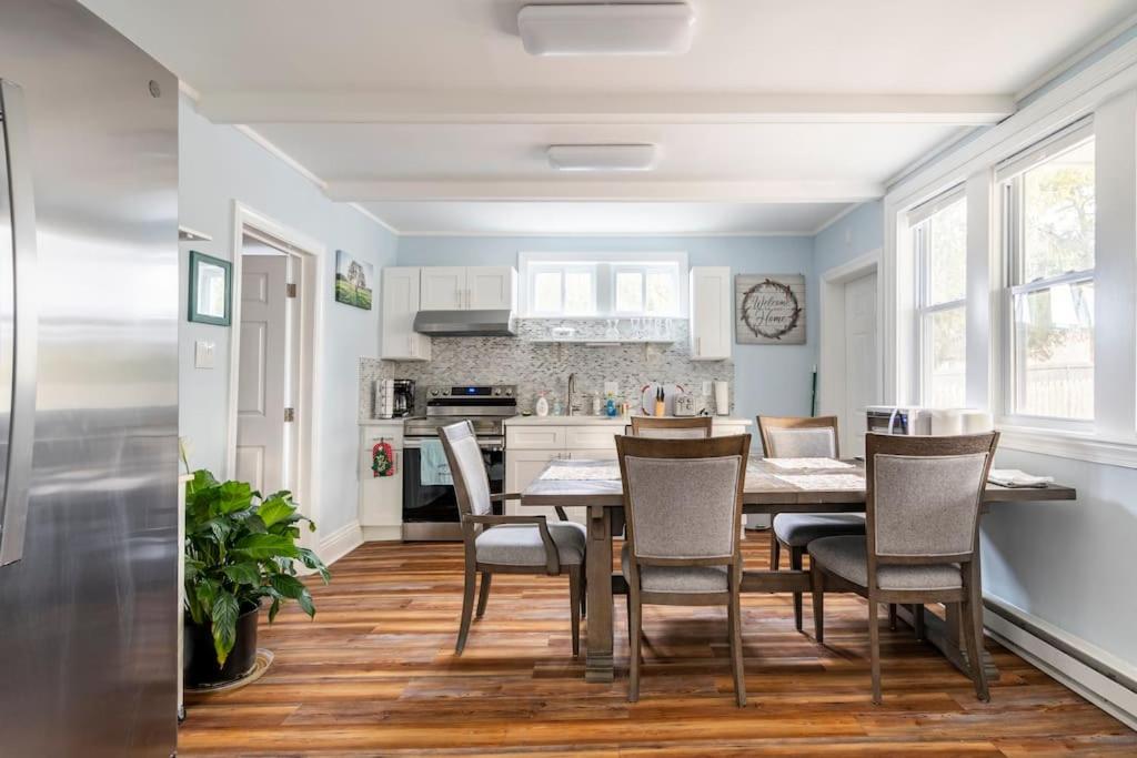 Cozy Condo in Media with Free Parking image