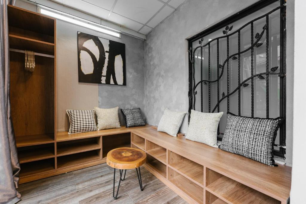 Super Location Old Quater Central