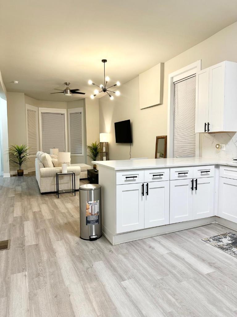SMART STAYS - Spacious Contemporary Duplex Down image