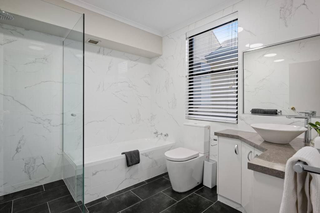 Spacious, Central 2bed 2bath, newly renovated gem! photo 2