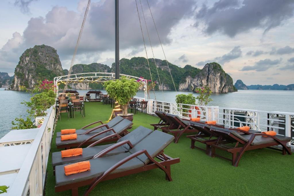Renea Cruises Halong