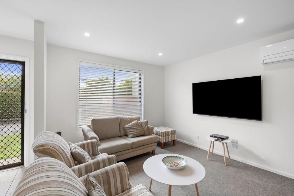 Superb Esplanade Beach House 8 photo 1