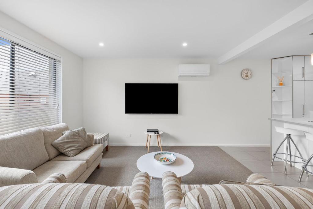 Superb Esplanade Beach House 8 photo 2
