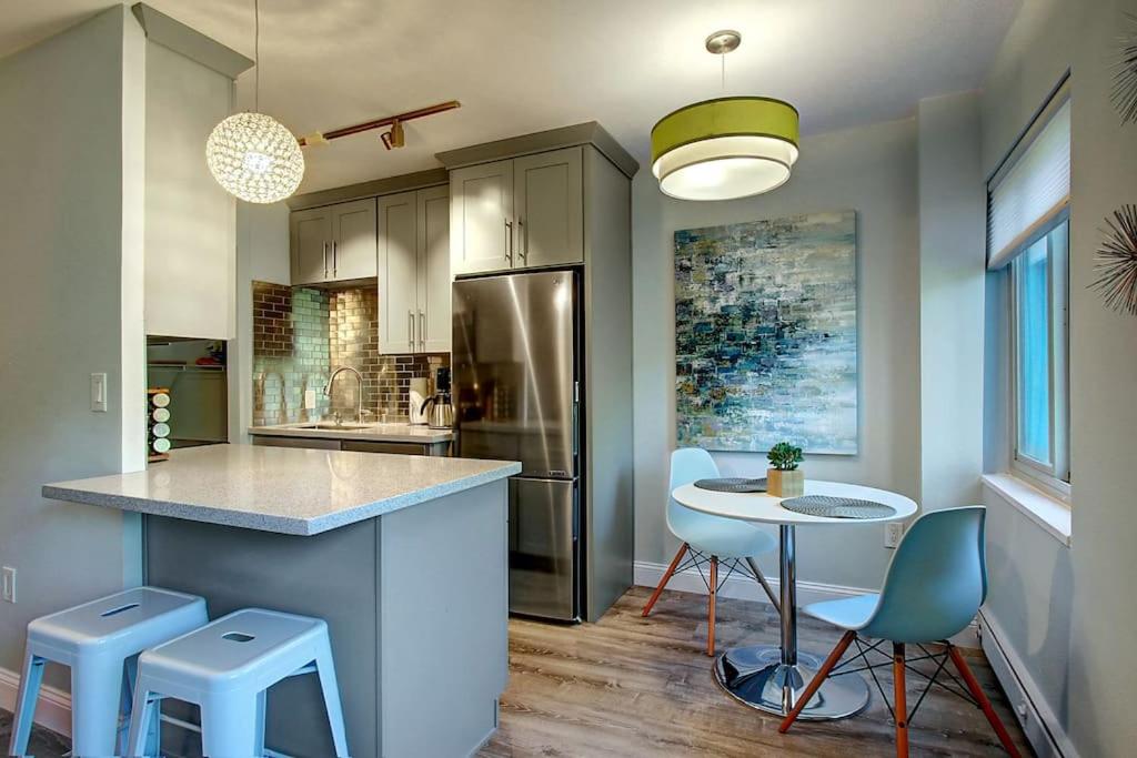 Modern Coastal Downtown, King bed, Work Desk, Kitchen image