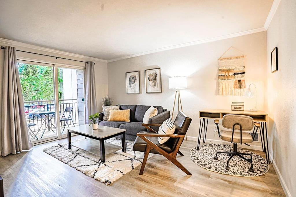Condo with king bed, walk to Microsoft & park image