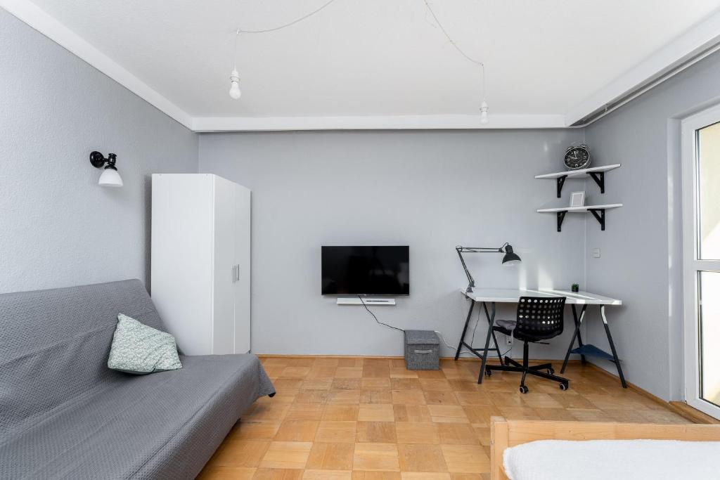 Park Zakrzówek Spacious Apartment by BookingHost - Tap to explore photos