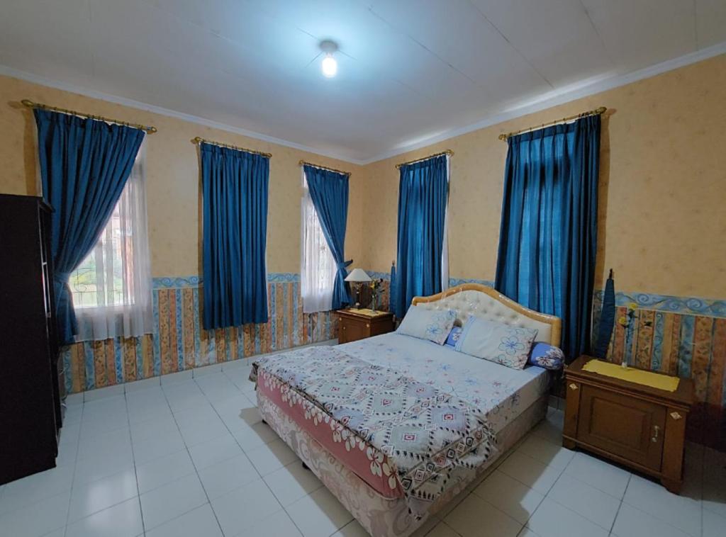 Villa kota bunga at puncak bogor 3BR Free AC dan Karoke Super Lengkap photo 1