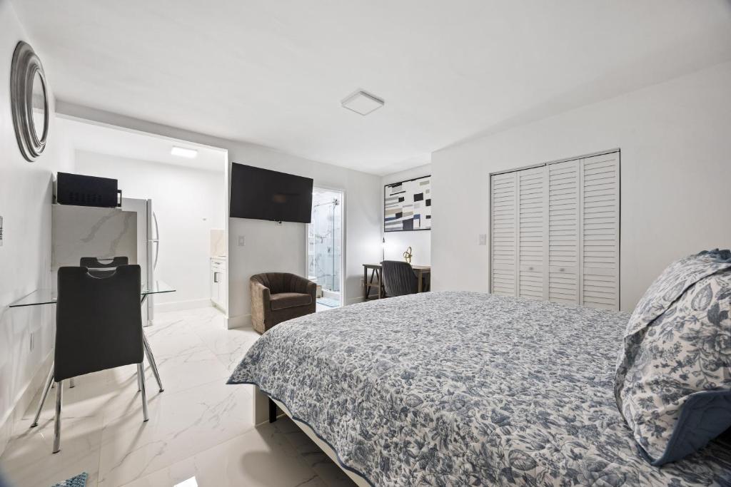 Nice,Stylish King Bed Studio image