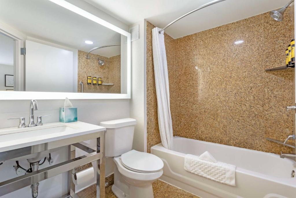 Best Western Plus Sugar Land/Stafford - Tap to explore photos
