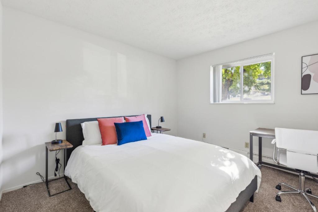 Scenic Towers 3102 I Cozy & Comfy I Free Parking image