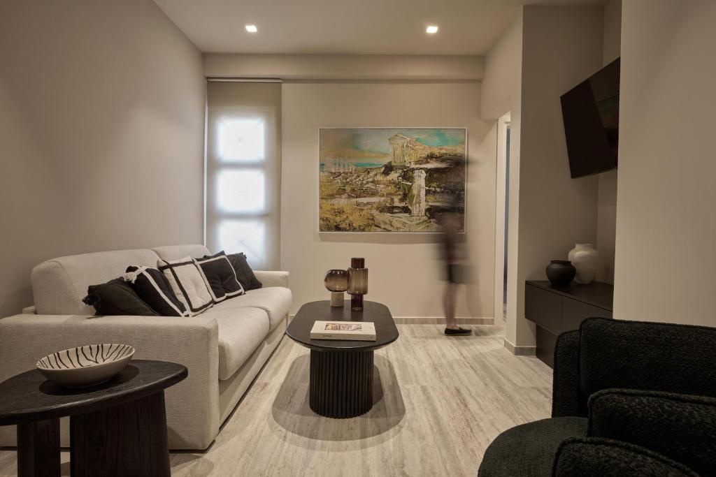 Finders Top Floor Apartments - Tap to explore photos