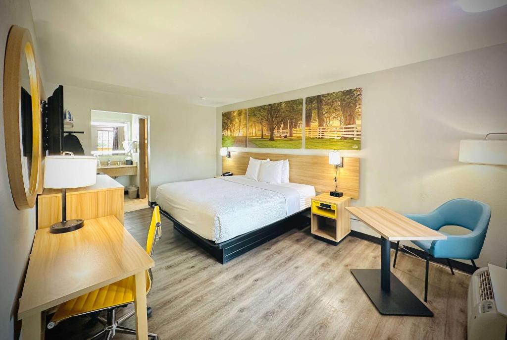 Days Inn by Wyndham WestEnd Alexandria,VA Washington DC Area image