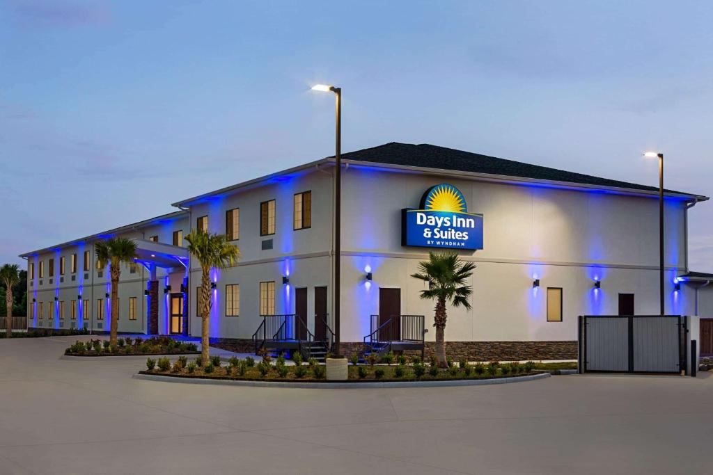 Days Inn & Suites by Wyndham Greater Tomball image